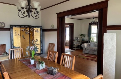Carnation Lit Et Petit-Déjeuner | Beautiful Queen Room w/ Private Bath in gorgeous Forest Grove Historic Home B&B