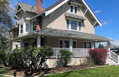 Carnation Lit Et Petit-Déjeuner | Beautiful Queen Room w/ Private Bath in gorgeous Forest Grove Historic Home B&B