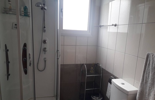Alethriko Appartement | Beau Penthouse Calme et Ensoleillé bien équipé avec WIFI gratuit et piscine