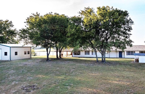 Brookston Maison | Beautiful quiet home with private lake!