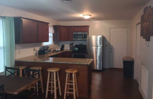 Hinton Maison | Beautiful-Quiet-Modern-Fast Internet 2br 1ba w/ fenced yard