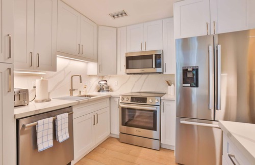 Lake Ida Shores Maison | Beautiful Remodeled Pool Home in the Heart of Downtown Delray Beach!