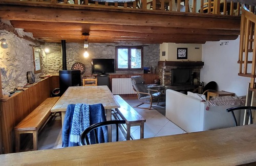 Estarvielle Maison | Belle Grange Rénovée pour 10 Personnes. Proche des stations de ski.