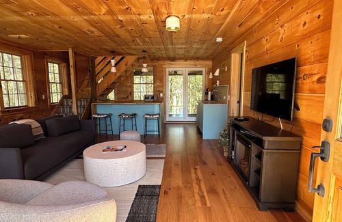 Lakeville Maison | Beautiful renovated home with wooded trail along stream & gorgeous views of lake