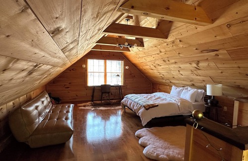 Lakeville Maison | Beautiful renovated home with wooded trail along stream & gorgeous views of lake