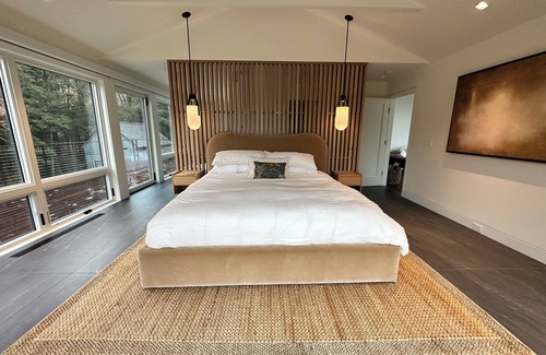 Lakeville Maison | Beautiful renovated home with wooded trail along stream & gorgeous views of lake