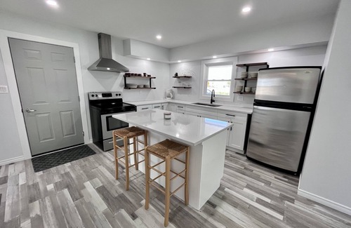 Zurich Maison | Beautiful renovated house 4 min drive to beach! Open tonight to Friday