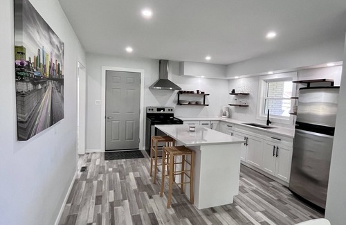 Zurich Maison | Beautiful renovated house 4 min drive to beach! Open tonight to Friday
