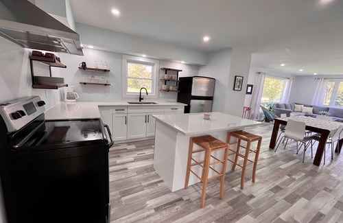 Zurich Maison | Beautiful renovated house 4 min drive to beach! Open tonight to Friday