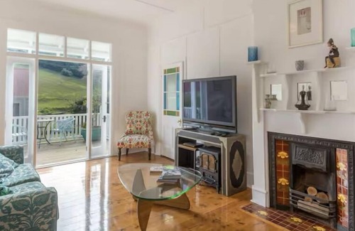 Kiama Autre | Beautiful renovated pet friendly farmhouse in the rolling green hills of Kiama