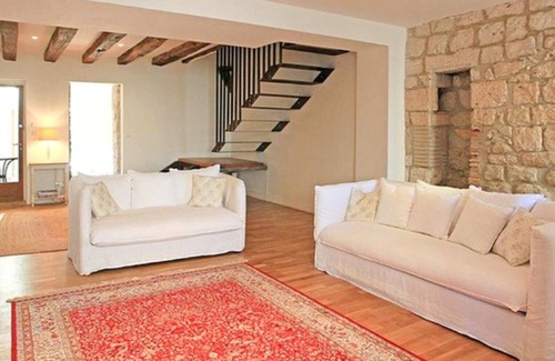 Eymet Cottage | Beautiful renovated Townhouse with private courtyard.