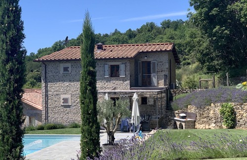 Licciana Nardi Villa | NOUVELLE LISTE!! Belle ferme restaurée avec piscine à débordement