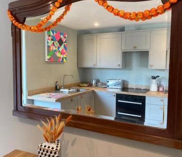 Pilton Appartement | Beautiful Retro Flat above Pub.