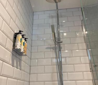 Pilton Appartement | Beautiful Retro Flat above Pub.