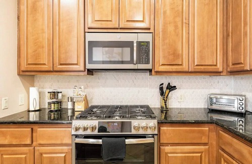 Downtown Dallas Maison | Beautiful Rooftop Townhouse in Downtown Dallas! Across from the Farmers Market!