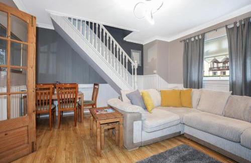 Gilmerton Maison | Beautiful Rooms in Edinburgh Cottage Guest House - Free Parking