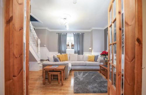 Gilmerton Maison | Beautiful Rooms in Edinburgh Cottage Guest House - Free Parking