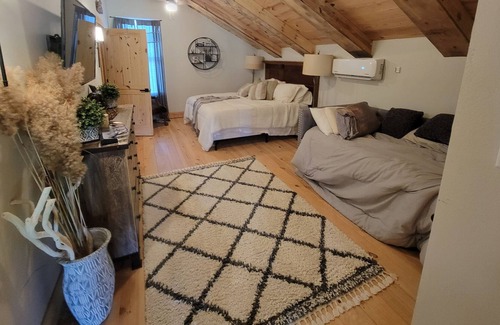 Harriston Cabine | Beautiful Rustic Industrial lodge. Approx 30 minutes from historic Natchez, ms!