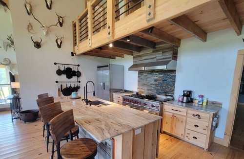 Harriston Cabine | Beautiful Rustic Industrial lodge. Approx 30 minutes from historic Natchez, ms!
