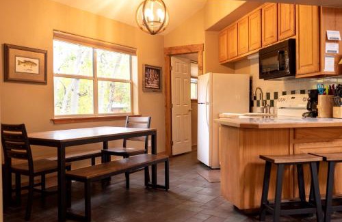 Salida Maison | Beautiful Secluded Cabin with a Hot Tub near Monarch Mountain in Colorado