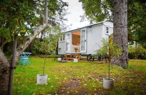 Netheravon Cabine | Beautiful Shepherds Hut B&B nr Stonehenge, Avebury, Salisbury, Bath - WiFi, TV