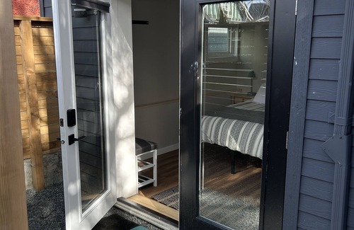 Fairfield Maison | Beautiful space, blocks from the ocean & Cook St