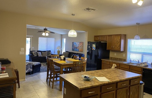 San Tan Valley Maison | Beau ranch de 3 chambres. 2175 pieds carrés Terrasse couverte pour profiter du soleil.
