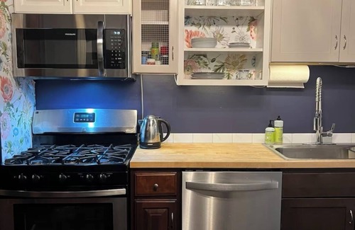 Champaign Maison | Beautiful Spacious 4-bedroom Victorian house with WiFi by downtown Champaign!