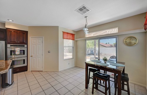 Spring Mountain Ranch Maison | Beautiful Spacious 5-bedroom bungalow in vibrant Las Vegas with WiFi, AC