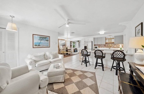 Interchange Square Maison | Beautiful Spacious Bungalow in Palm Bay