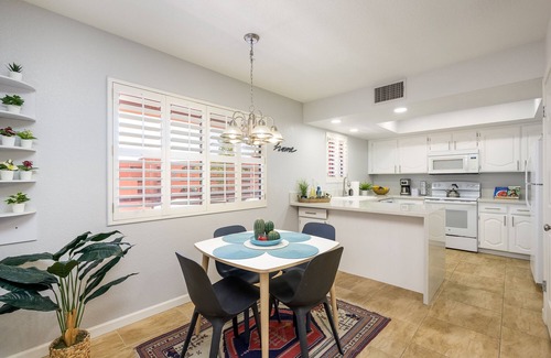 Paradise Valley Village Copropriété | Beautiful, Spacious, Cozy Condo in Prime Location!