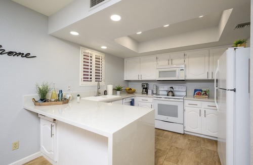 Paradise Valley Village Copropriété | Beautiful, Spacious, Cozy Condo in Prime Location!