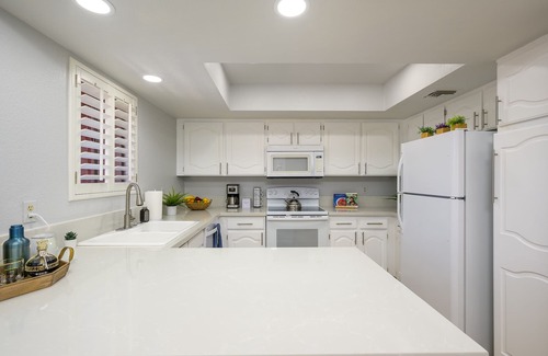 Paradise Valley Village Copropriété | Beautiful, Spacious, Cozy Condo in Prime Location!