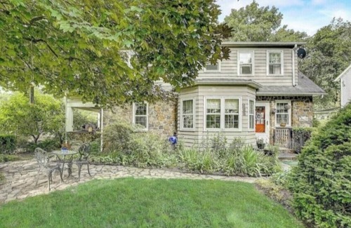 Finesville Maison | Beautiful stone house in pastoral riverside town