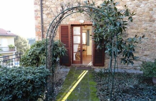 Caldana Maison | Belle maison en pierre en Toscane avec terrasse et balcon.