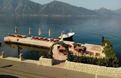 Dobrota Appartement | Magnifique studio parfait pour les couples, dans une vieille maison, juste à côté de la mer