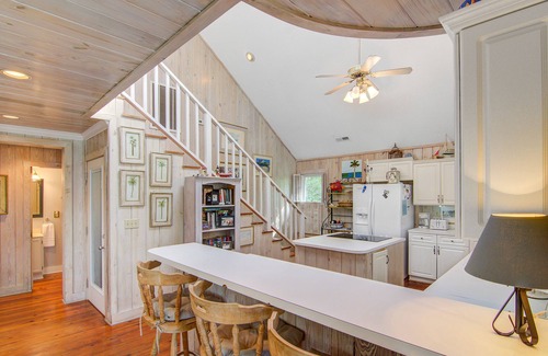 Sullivan's Island Maison | Belle maison de l'île de Sullivan à côté du phare - promenade facile jusqu'à la plage!