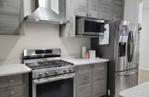 Thorold Maison | Beautiful Sunfilled spacious Modern Home