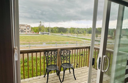 Thorold Maison | Beautiful Sunfilled spacious Modern Home
