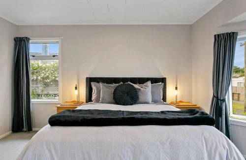 Taupo Maison | Beautiful Three Bedroom Home with Lake Views