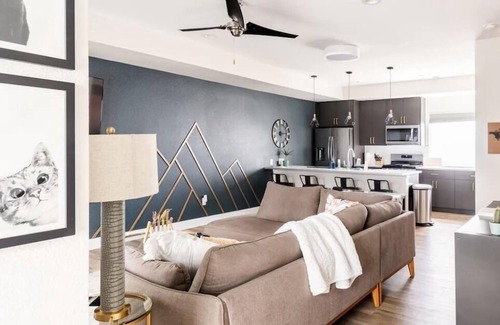Lakewood Maison | Beautiful Townhome - close to downtown Denver and Red Rocks