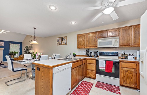 Gladstone Maison | Beautiful Townhome 11 minutes to Downtown, Kansas City, 15 mins to MCI Airport .