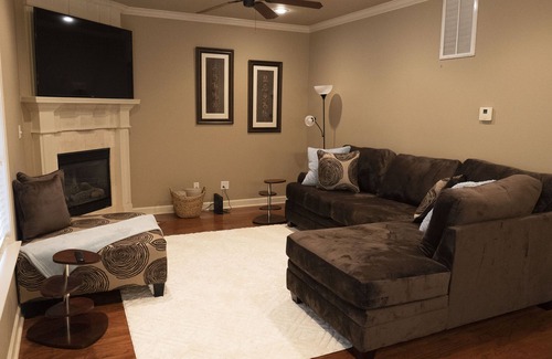 Little Rock Maison | Beautiful Townhome Close To EVERYTHING (Pool Table/Arcade)