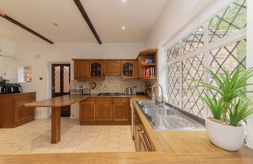Canons Maison | Beautiful Tudor House - 15 mins to Wembley Stadium
