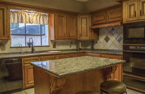 Huntwick Forest Maison | Beautiful two story home with pool and spa and minutes from the mall.