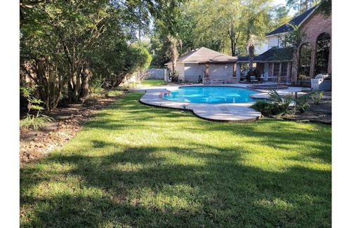 Huntwick Forest Maison | Beautiful two story home with pool and spa and minutes from the mall.