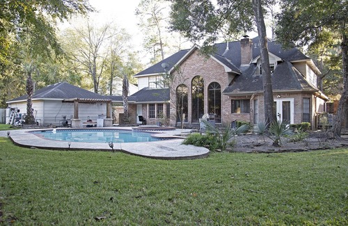 Huntwick Forest Maison | Beautiful two story home with pool and spa and minutes from the mall.