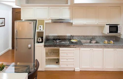 Urdaneta Copropriété | Beautiful unit across greenbelt5 + high speed wifi + Netflix