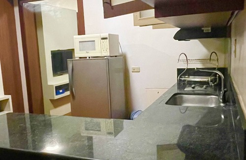 Urdaneta Copropriété | Beautiful unit across greenbelt5 + high speed wifi + Netflix
