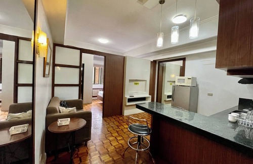 Urdaneta Copropriété | Beautiful unit across greenbelt5 + high speed wifi + Netflix